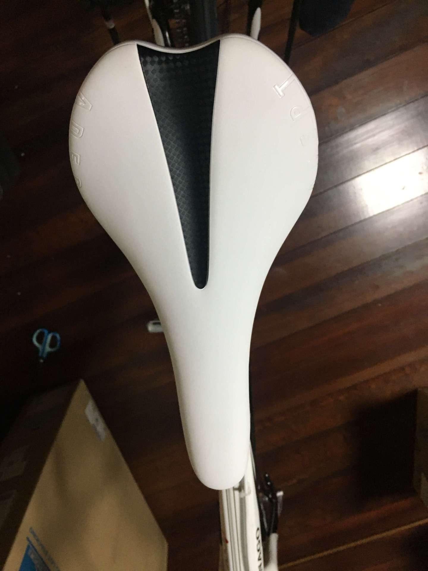 クロスバイク、ロードバイク、マウンテンバイクに乗っている方！お尻痛くないですか？サイクリング用のサドルが入荷しましたよ！