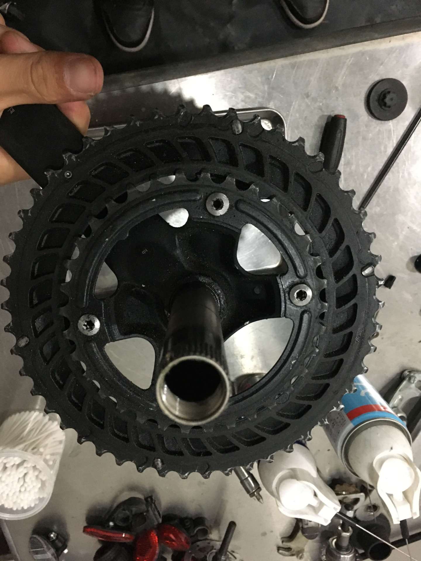 ロードバイクのクランクって裏から見ると、ちょっとエグイ・・・。少しのプーリーのガタつきも許せない！それが11速なのですよ(;^ω^)ロードバイクの修理・メンテナンスを続けていますよ～。【京都　自転車　サイクルケア】