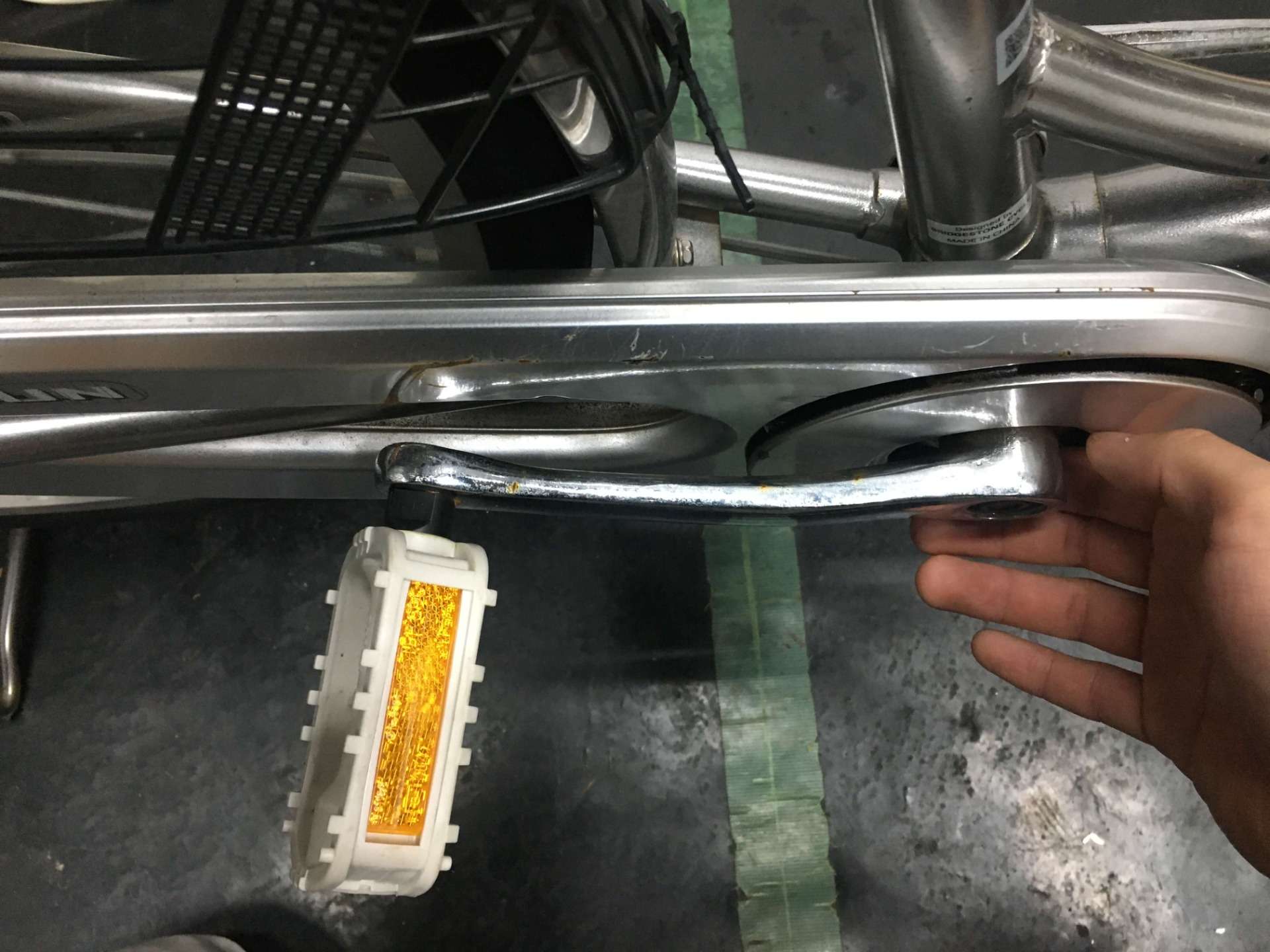 激しく転倒！ママチャリの修理。クランク交換【京都　自転車　サイクルケア】